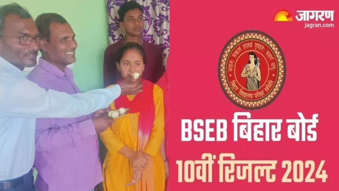 साजिया को मिठाई खिलाते परिवार के सदस्य