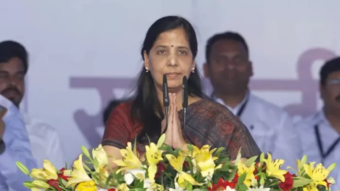 पत्नी सुनीता केजरीवाल ने रामलीला मैदान में आयोजित रैली में पढ़ा दिल्ली CM का संदेश।