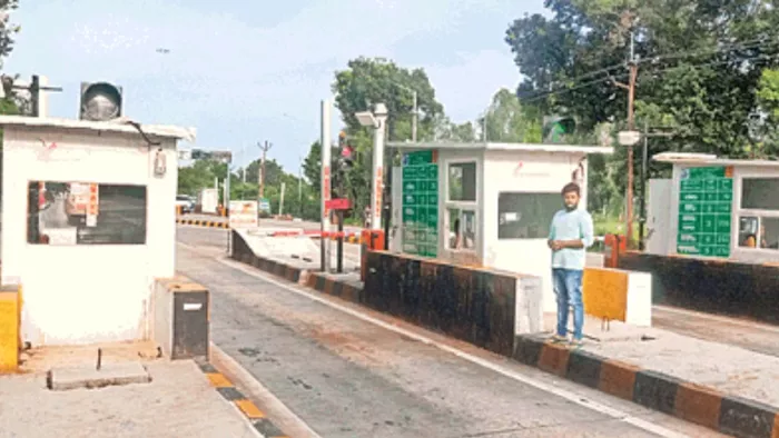 Toll Tax: नहीं बढ़ रहा टोल, बसों का किराया जस का तस