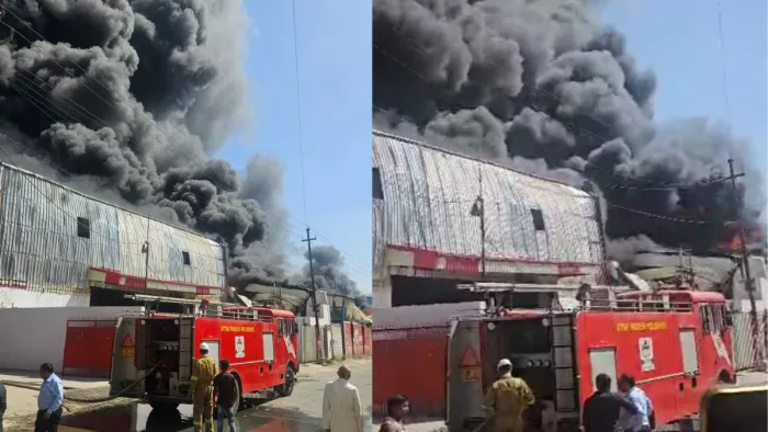 कूलर बनाने वाली फैक्ट्री में भीषण आग लग गई। जागरण
