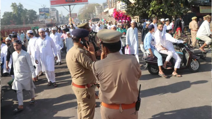 ईद पर नमाज अदा कर आते अकीदतमंद, मौके पर तैनात पुलिस अधिकारी।