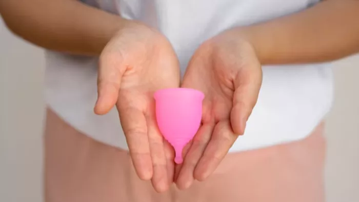 क्या सुरक्षित होता है Menstrual Cup का इस्तेामल? (Image Credit- Freepik)