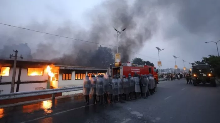 व्हिस्की की बोतलें, फल, बीयर और मेकअप के सामान लूटने का आरोप (फोटो: एएनआई)
