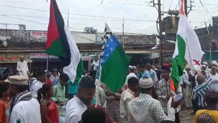 ईद के मौके पर UP और राजस्थान में लहराए फिलिस्तीनी झंडे।(फोटो सोर्स: जागरण)