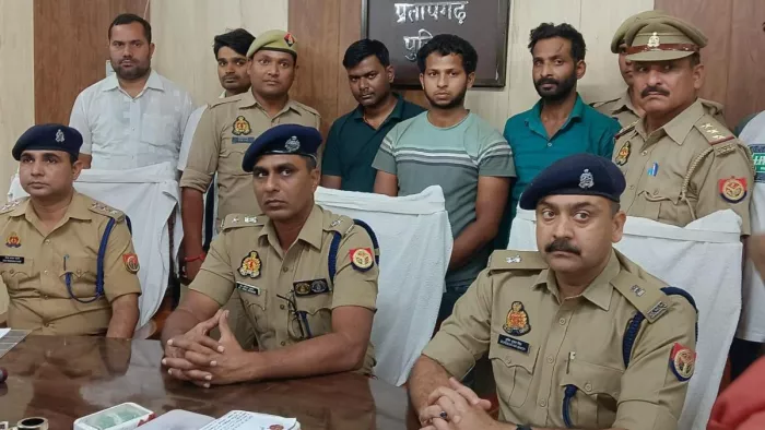 महिला कर्मी की मौत का रविवार को पुलिस लाइन में राजफाश करते एसपी व पीछे खड़े पकड़े गए आरोपी: जागरण