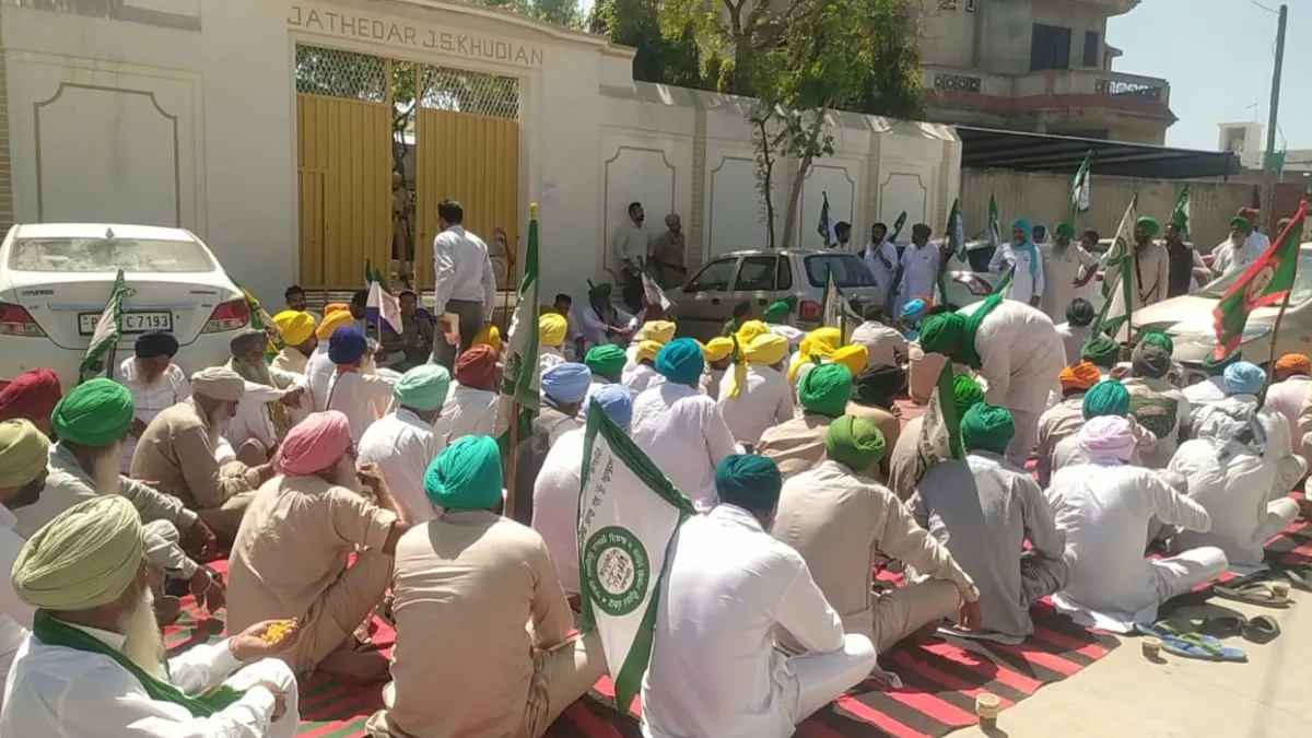 शंभू-खनौरी बॉर्डर पर कार्रवाई से नाराज किसानों की पुलिस के साथ झड़प, मंत्री मोहिंदर भगत के आवास पर दिया धरना