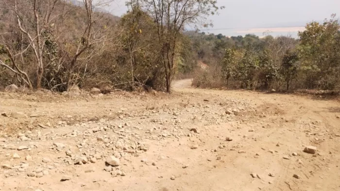 2 राज्यों को जोड़ने वाली मुख्य सड़क यूपी में चकाचक और रोहतास में बदहाल
