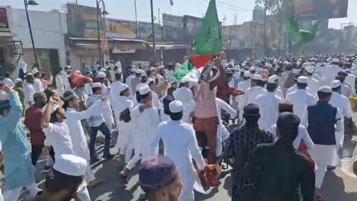 सहारनपुर में शाही ईदगाह से घंटाघर की और जाते हुए लगाया फलस्तीन का झंडा। वीडियो ग्रैब