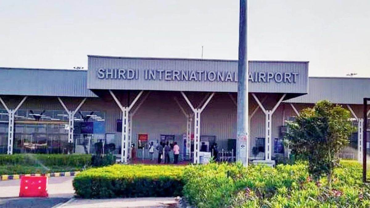 https://www.jagranimages.com/images/newimg/31032025/31_03_2025-shirdi_airport_flight_23908961.jpg