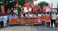 सड़क निर्माण में अनियमितता के खिलाफ भाकपा ने जताया आक्रोश