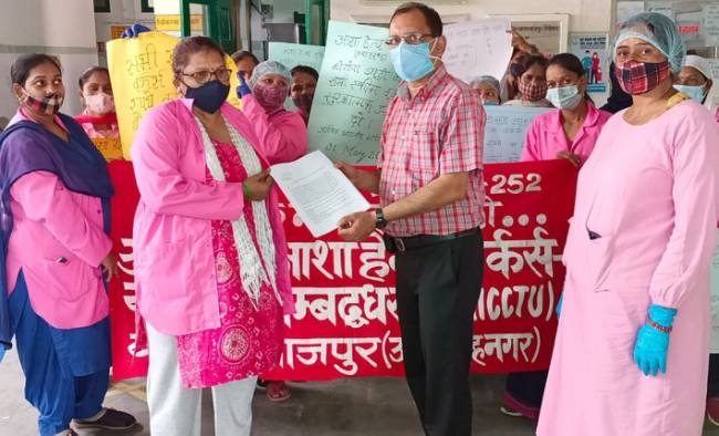 मांगों को लेकर आशा कार्यकत्रियों ने बाजपुर सीएचसी में किया प्रदर्शन