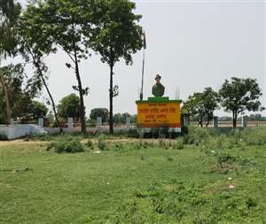 मौतों के बाद सूना पड़ा लोगों की चहलकदमी से हमेशा गुलजार रहने बाला शादीपुर का शहीद भगत सिंह पार्क।