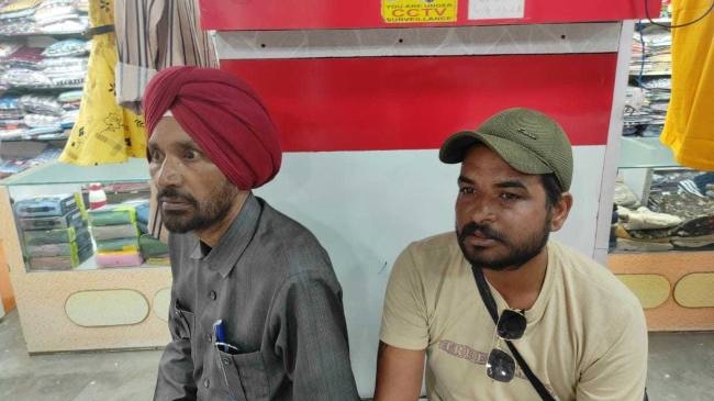 shopkeeprs caught fake income tax officers