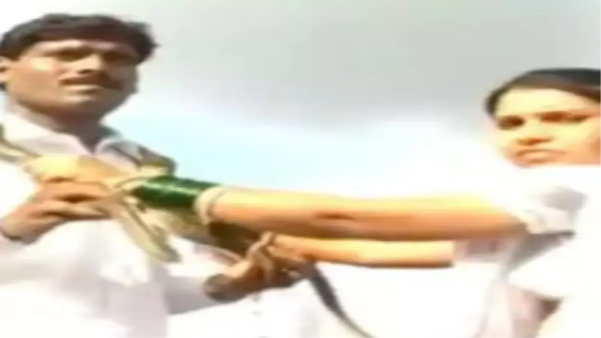 शादी के मंडप में हैरान करने वाली घटना, जयमाला में दूल्हा-दुल्हन ने एक-दूसरे  के गले में डाल दिए सांप - bride and groom wear to each other snake garlends  in Jayamala Shocking