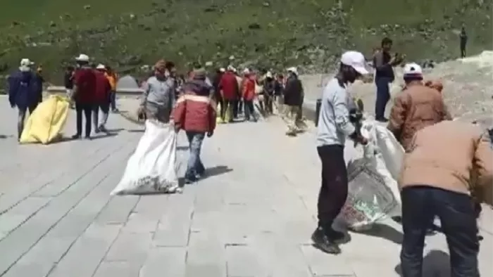 रुद्रप्रयाग में सड़कों की सफाई करते लोगों का दृश्य (फोटो/एएनआइ)