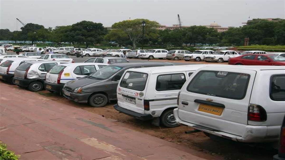 https://www.jagranimages.com/images/newimg/31052022/31_05_2022-parkingnoida_22760388.jpg