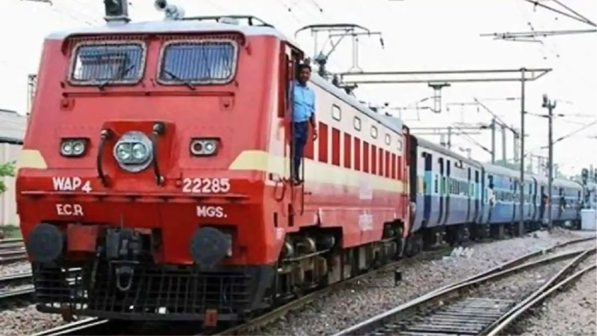 Indian Railways: ट्रेन के लोको पायलट ने 800 यात्रियों की जान खतरे में डाली, रिश्तेदार को थमाया इंजन; हड़कंप मचने पर तीन निलंबित