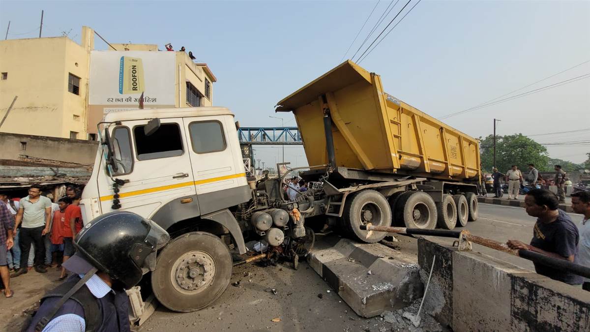 Jamshedpur Road Accident गम्हरिया में टाटाकांड्रा मुख्य मार्ग पर बड़ा हादसा, बालू लदा ट्रेलर