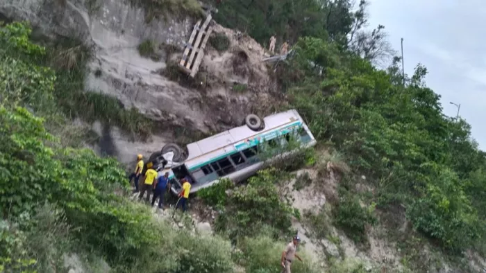 हरिद्वार में दर्दनाक हादसा, बस पलटने से डेढ़ साल के बच्चे सहित दो की मौत