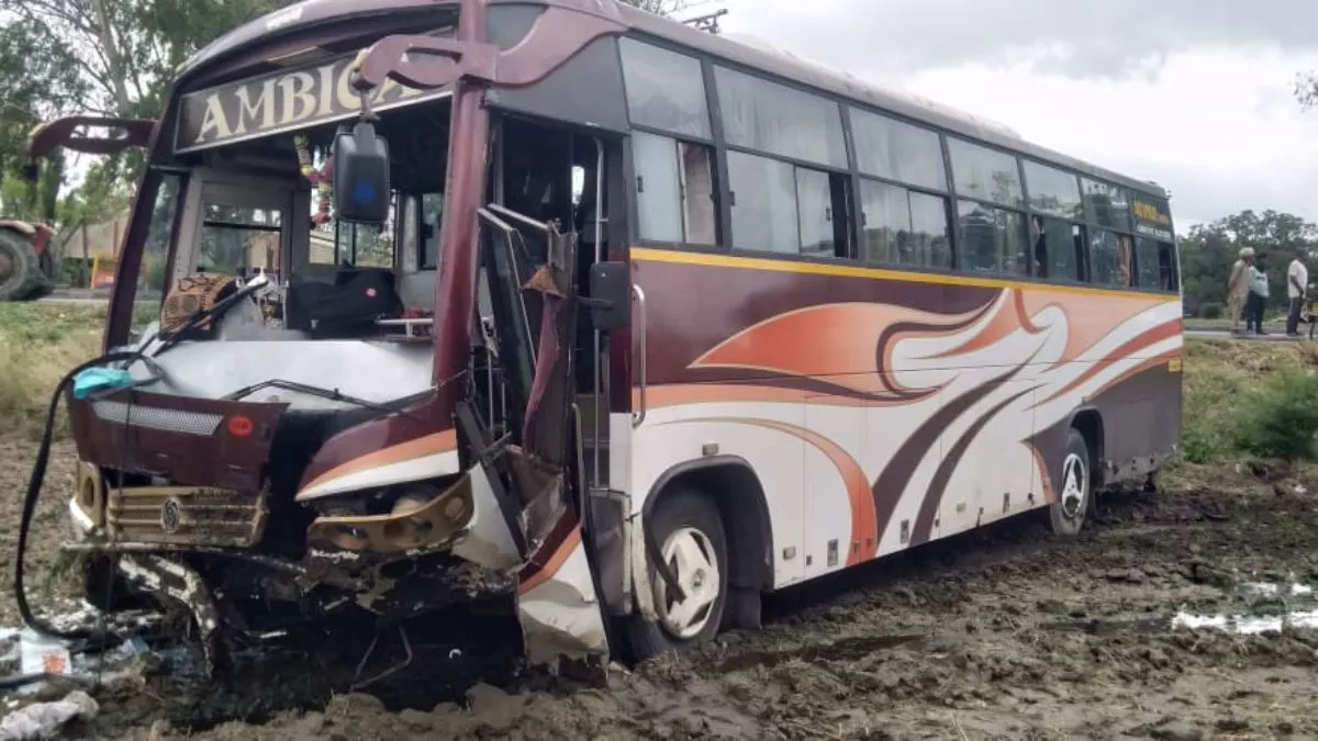 Batala Bus Accident: कार को बचाते हुए टूरिस्ट बस खेतों में जा गिरी, 27 यात्री घायल; 7 की हालत गंभीर