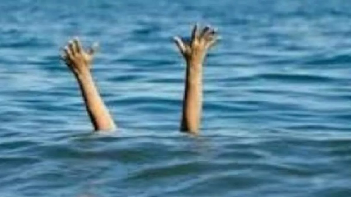 UP News: नदियों में डूबने का सिलसिला... पिता-पुत्र समेत तीन की मौत, लापता भाई के बाद बहन का शव घाघरा में मिला