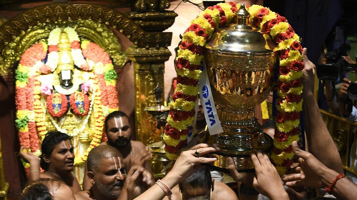 https://www.jagranimages.com/images/newimg/31052023/31_05_2023-csk_trophy_23428161.jpg