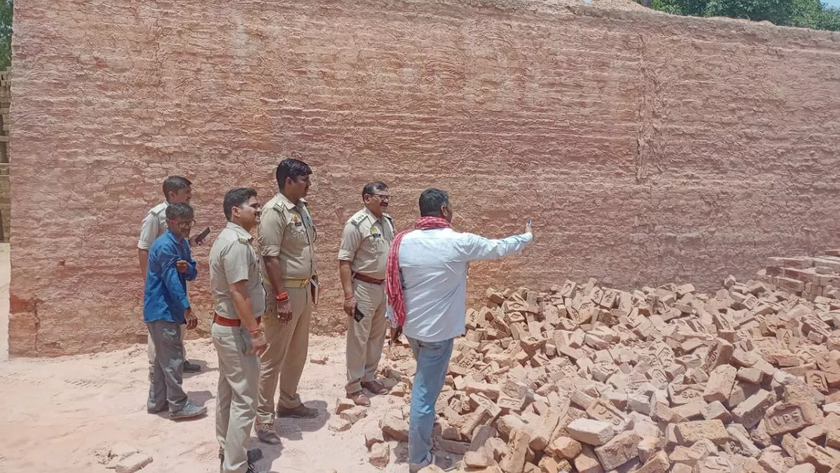 Deoria News: गौरी बाजार में ईंट भट्ठे की दीवार गिरने से मलबे में दबे मजदूर दंपती, पति की इलाज के दौरान मौत