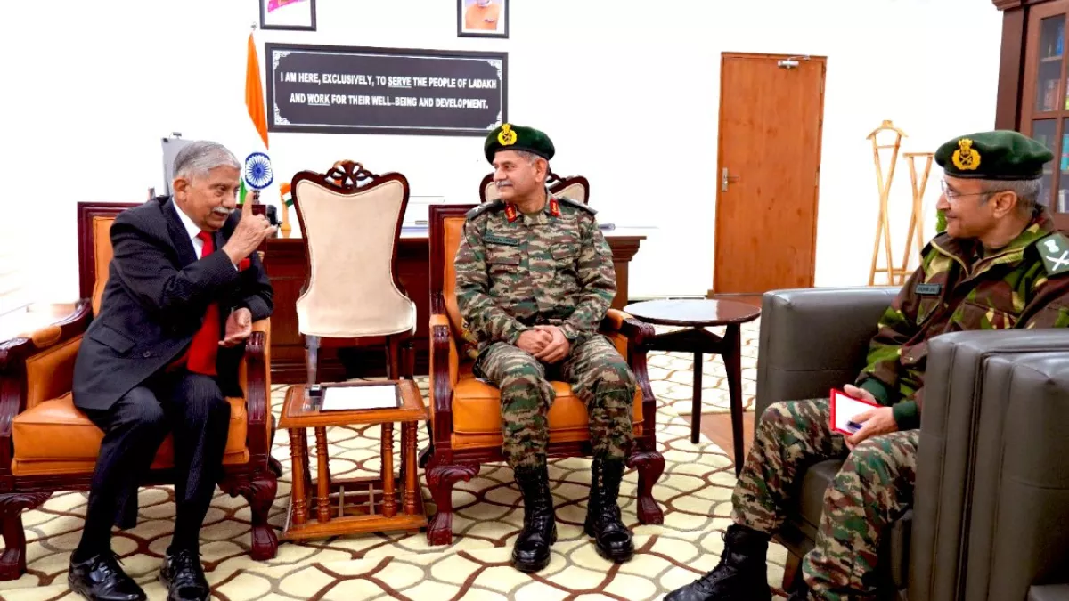 लद्दाख के सुरक्षा हालात जानने लेह पहुंचे आर्मी कमांडर उपेन्द्र द्विवेदी, LG बीडी मिश्रा से भी की मुलाकात