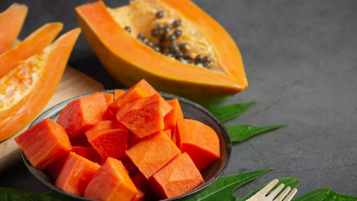 Papaya Side Effects: अगर आप भी खाते हैं जरूरत से ज्यादा पपीता, तो जानें इसके 5 नुकसान