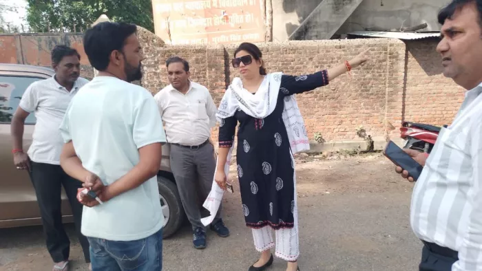Pilibhit News: सड़कों के किनारे न दिखें कूड़े के ढेर : डा. आस्था