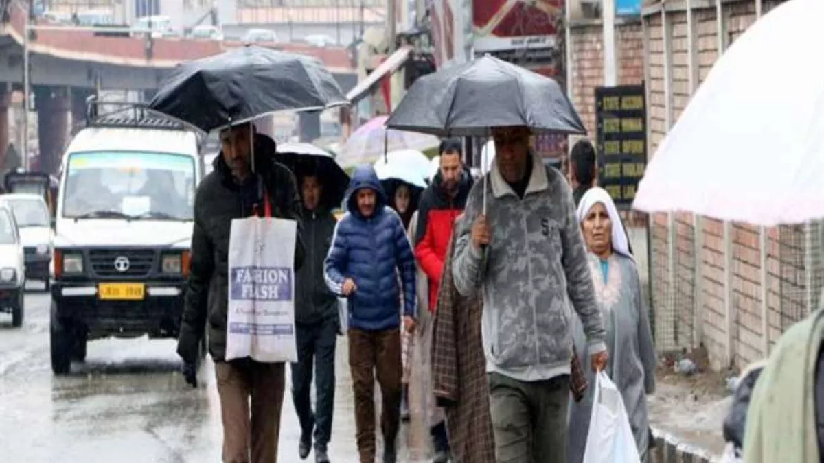 Udhampur Weather: बादल, वर्षा और हवा ने कराया ठंड का एहसास, मई के माह में लू की जगह हो रही बारिश