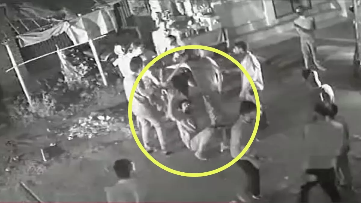 Shahjahanpur News: पैरों पर सिर रखकर गिड़गिड़ाता रहा युवक, सरेराह डंडों से होती रही पिटाई; वीडियो वायरल