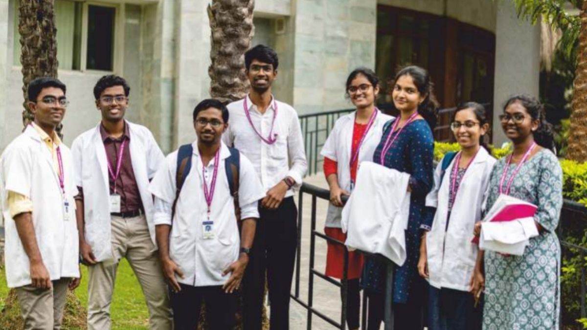 top 10 medical colleges these are the top 10 colleges of the country these fees are charged for mbbs in aiims delhi