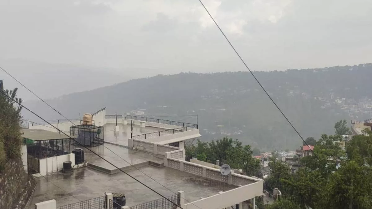 Weather in Almora: जिले में बारिश से आम जनजीवन प्रभावित, तापमान गिरा, आपदा प्रबंधन विभाग भी अलर्ट