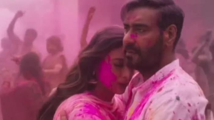 Ajay Devgn and Tabu romantic scene in Auron mein kaha dum tha
