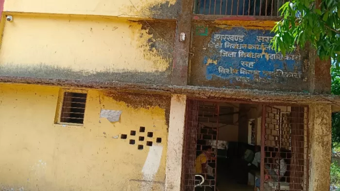 रजिस्ट्री कार्यालय व डीड राइटर की लड़ाई, जमीनों की रजिस्ट्री पर आई