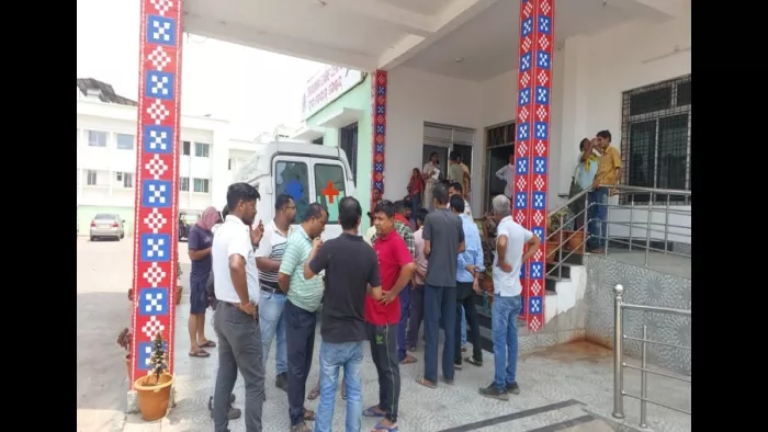 जिला अस्पताल में शव ले कर पहुंचे मृतक के परिचित व मालिक