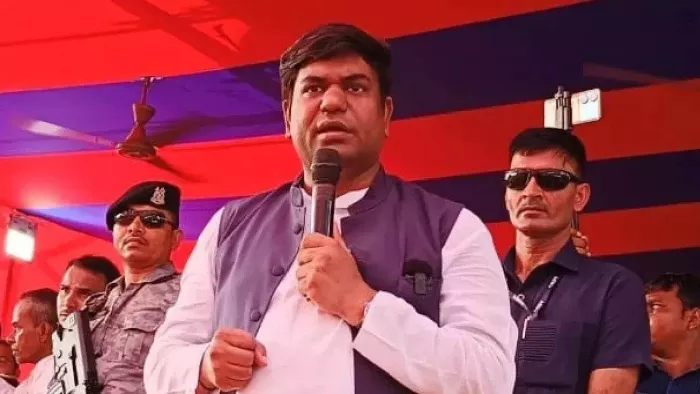 मुकेश सहनी ने कार्यकर्ताओं के साथ बनाई मछली। (फाइल फोटो)