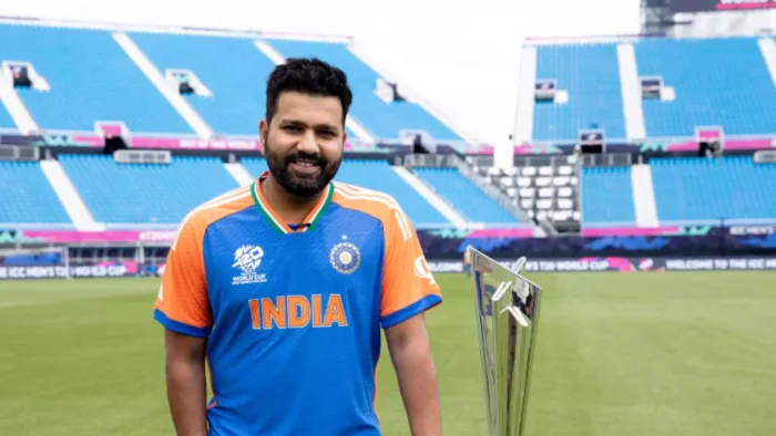 टी20 वर्ल्ड कप 2024 ट्रॉफी के साथ रोहित शर्मा। फोटो- ICC
