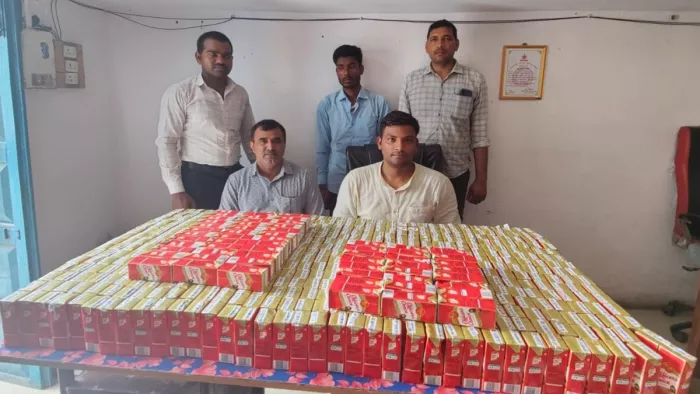 सिवान में ट्रेन से भारी मात्रा में शराब बरामद (जागरण)