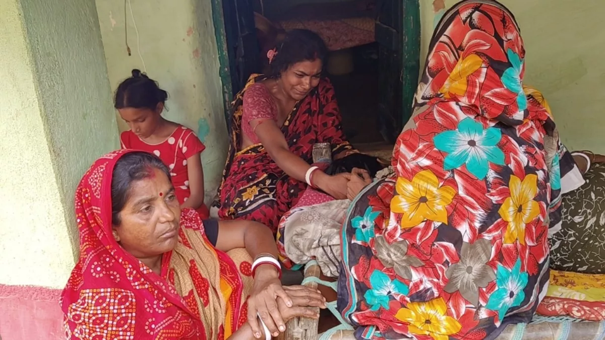Jharkhnd News: चचा-भतीजे पर गिरी बिजली, पड़ोसी के अंतिम संस्कार में गए थे श्मशान घाट; 3 की मौत व दो घायल