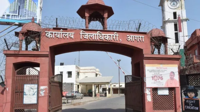 आगरा कलेक्ट्रेट की फाइल फोटो का प्रयोग किया गया है।