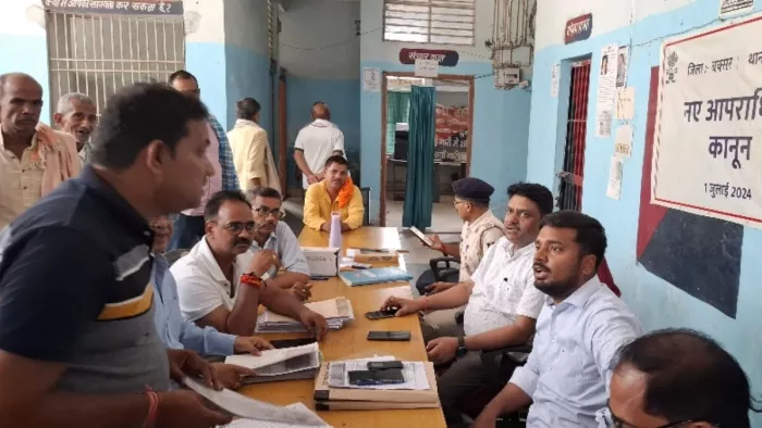 डुमरांव थाना में आयोजित जनता दरबार में एक पक्ष की बात सुनते एसडीओ राकेश कुमार एवं अन्य अधिकारी। (जागरण)