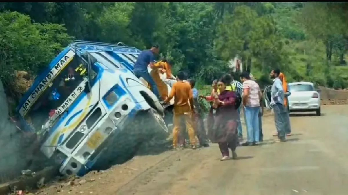 चालक के नियंत्रण खोने पर राजमार्ग से  नाले की तरफ पलटी यात्रियों से भरी मेटाडोर, बड़ा हादसा टला