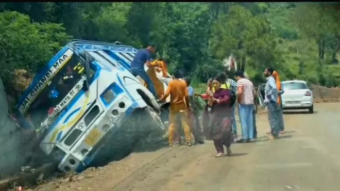 चालक ने खोया नियंत्रण, नाले में गिरी मैटाडोर
