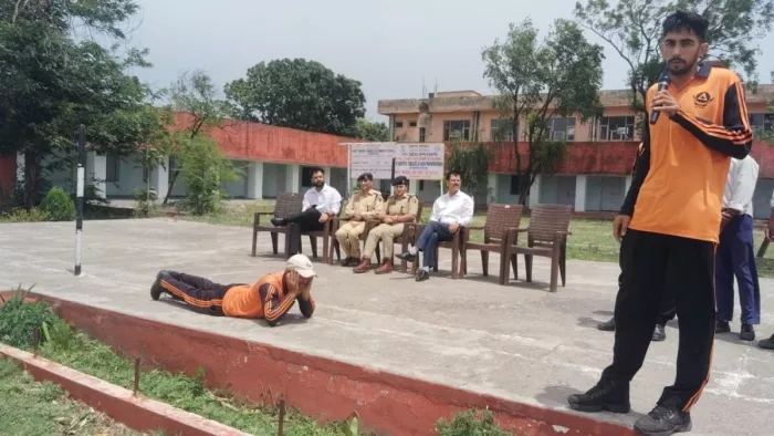 छात्रों को बताए आपात स्थिति के गुर, बसोहली पुलिस ने आयोजित की मॉक ड्रिल