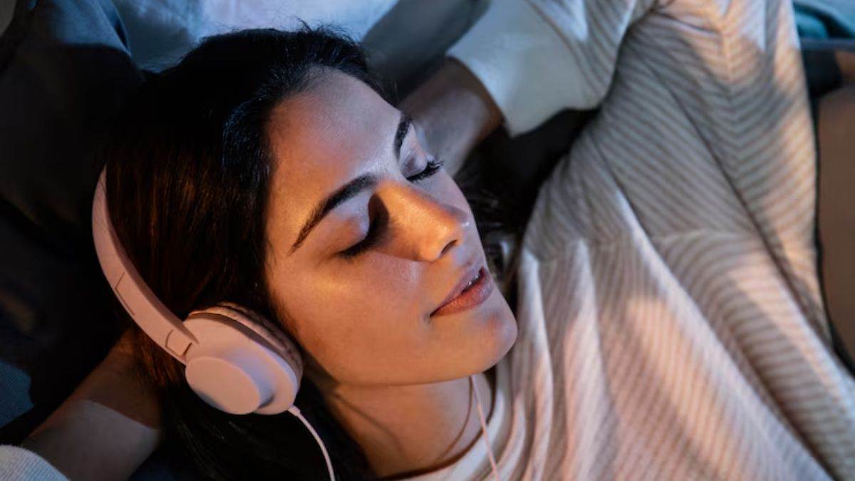 https://www.jagranimages.com/images/newimg/31052025/31_05_2025-listening_music_23951966.jpg