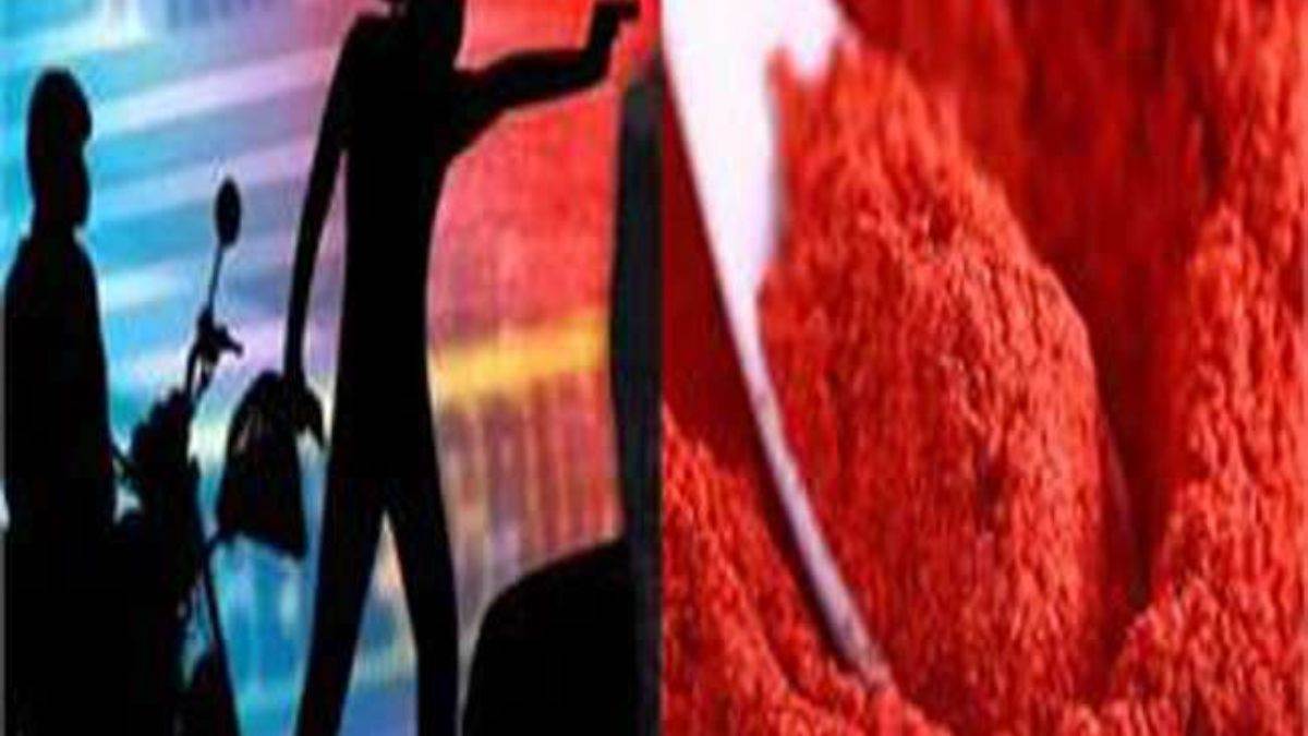 farmer robbed many lakh rupees after chilli powder attack on chautala road