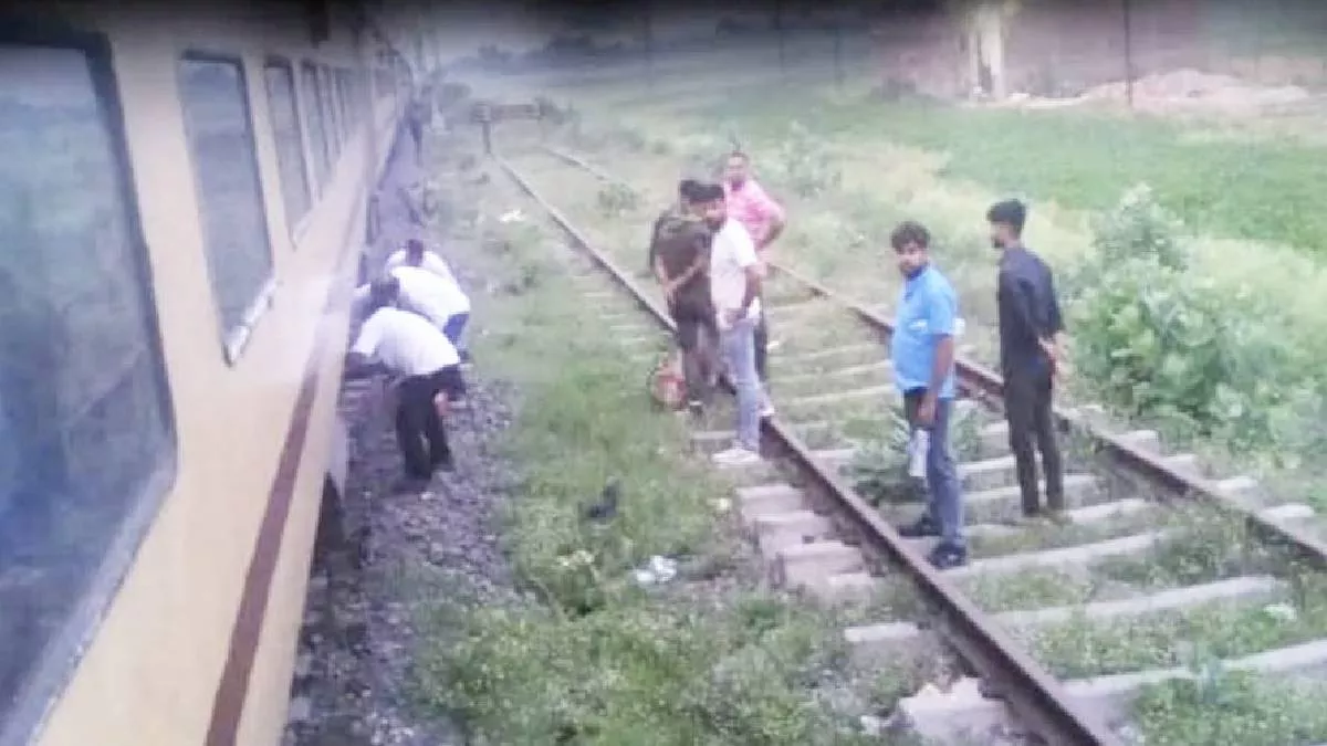 Kosi Express: बर्निंग ट्रेन बनने से बची कोसी एक्सप्रेस, अचानक AC कोच से उठने लगा धुआं; मची अफरा-तफरी
