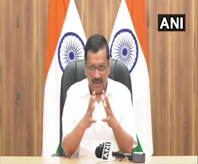 दिल्ली के मुख्यमंत्री अरविंद केजरीवाल पीसी करते हुए